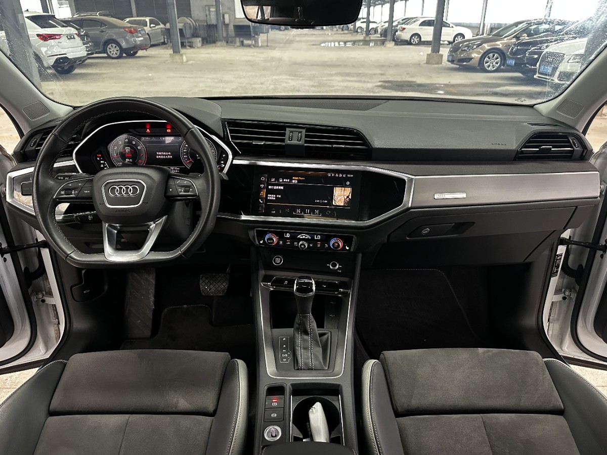 Audi Q3 2023 car image #12