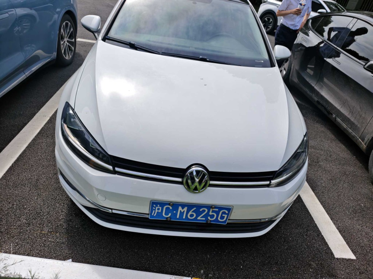 Volkswagen Golf 2019 car image #2