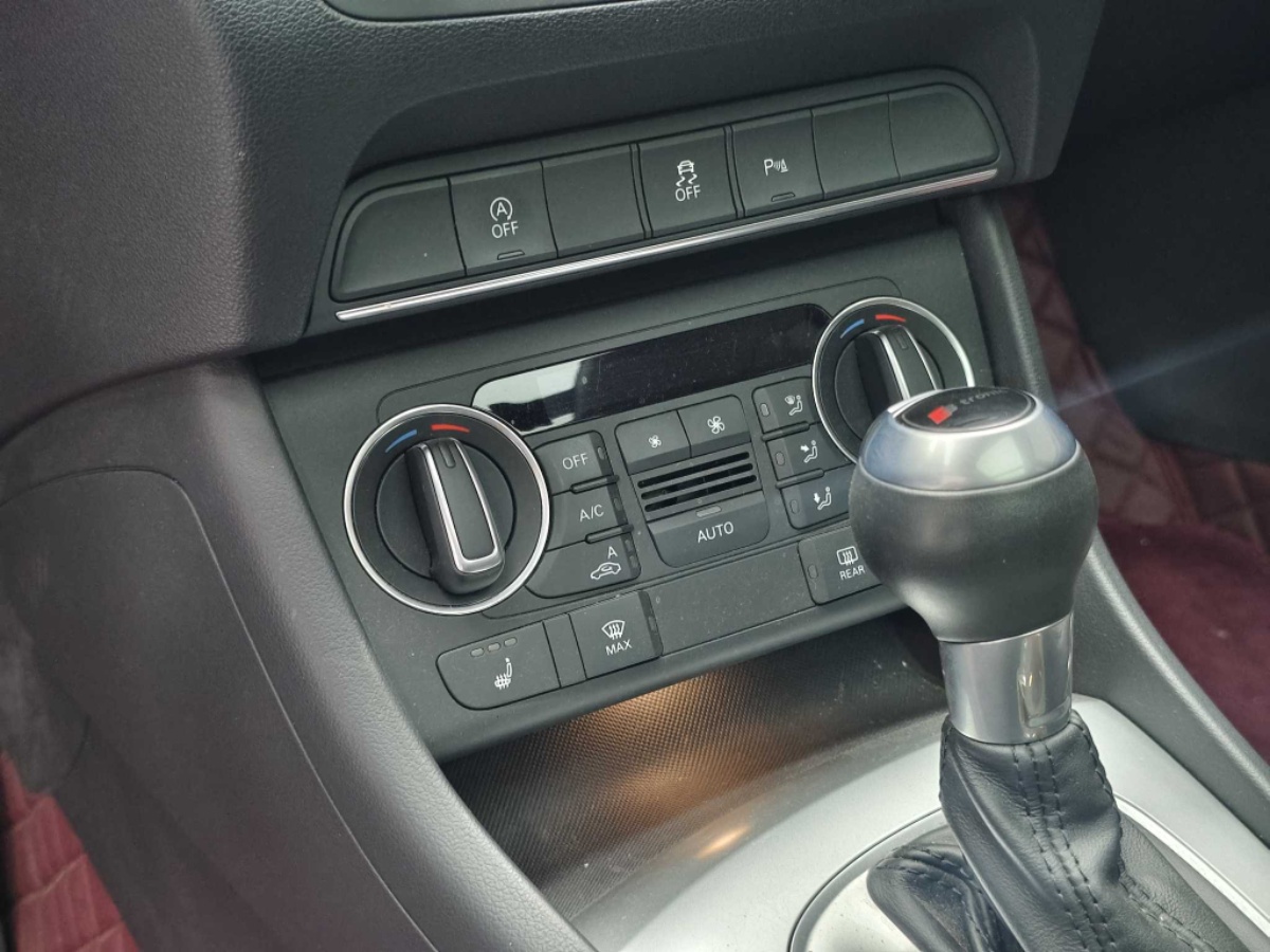 Audi Q3 2018 car image #3