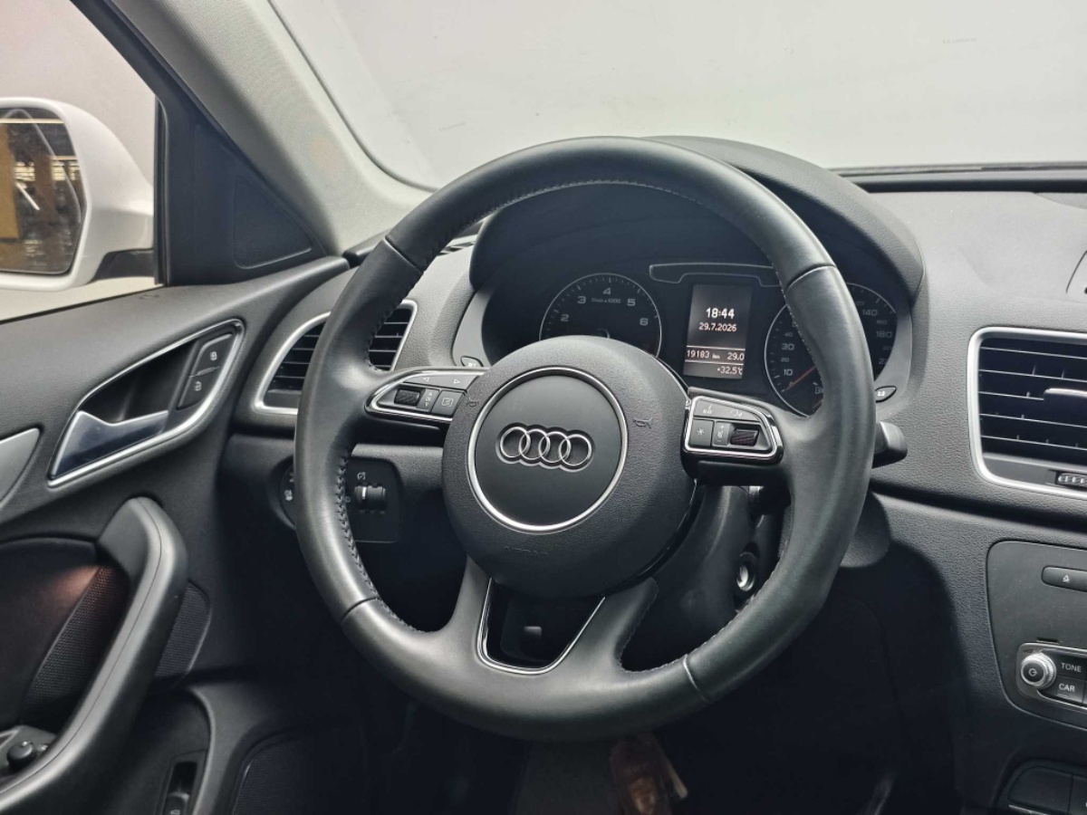 Audi Q3 2018 car image #4
