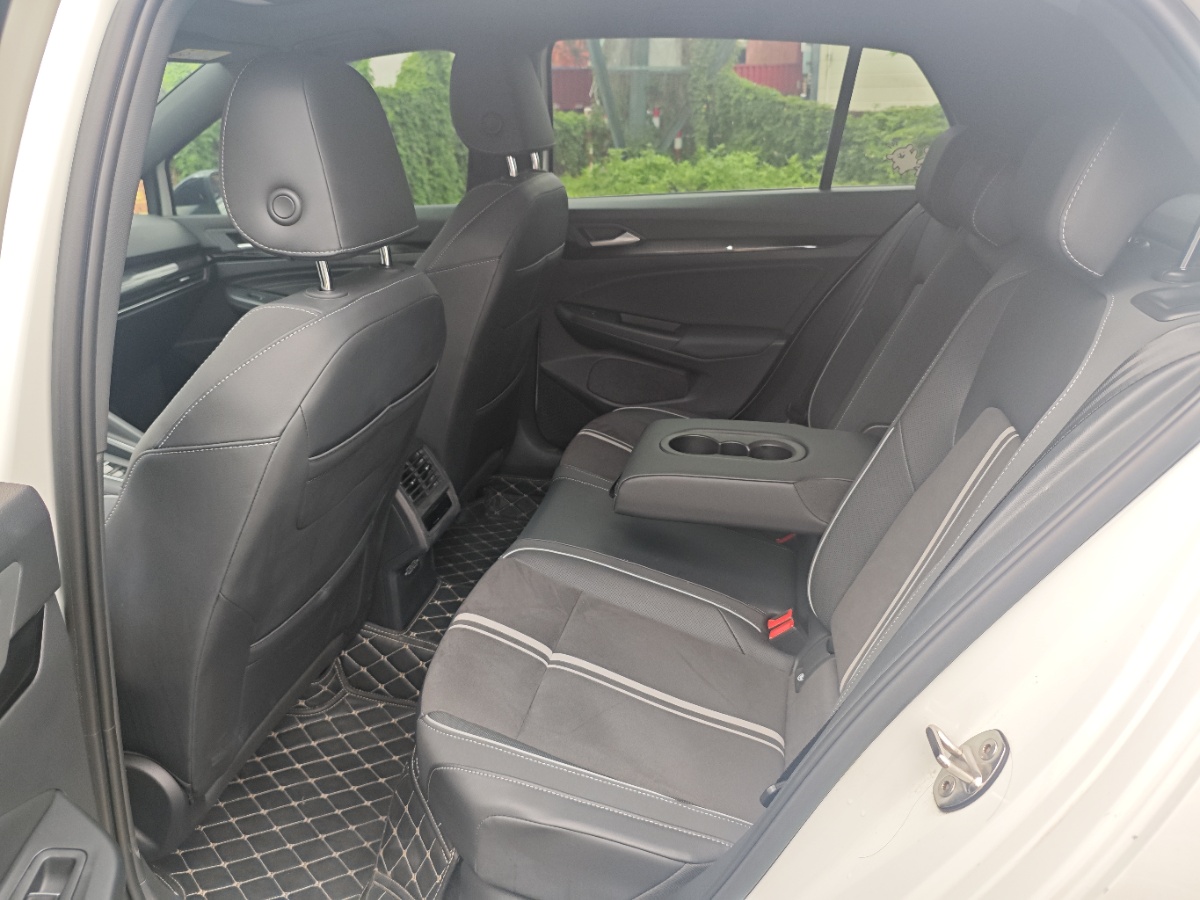 Volkswagen Golf 2023 car image #5