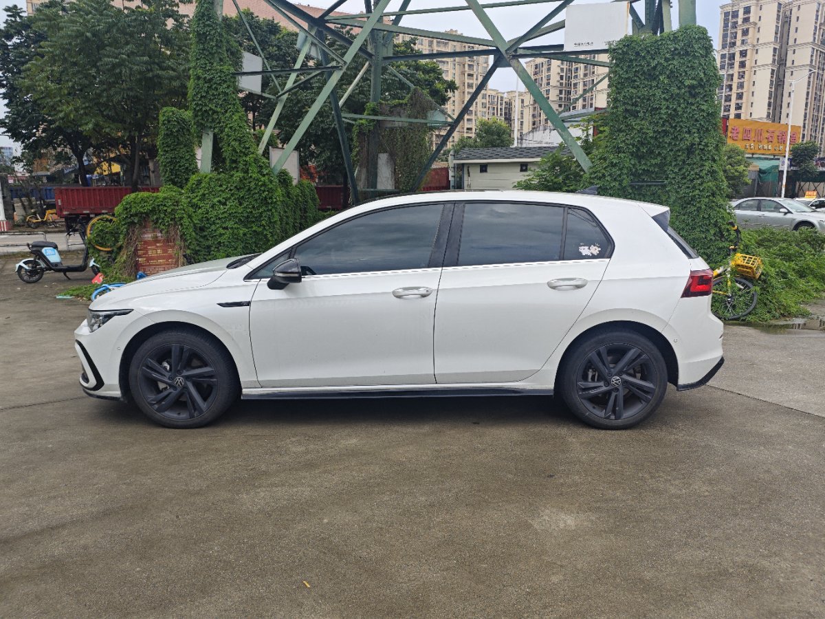 Volkswagen Golf 2023 car image #2
