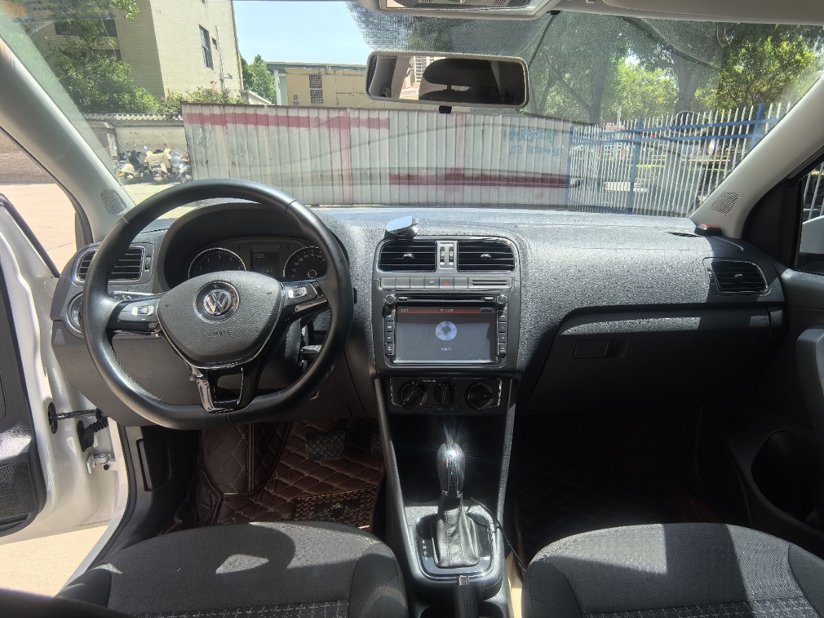 Volkswagen Polo 2016 car image #3
