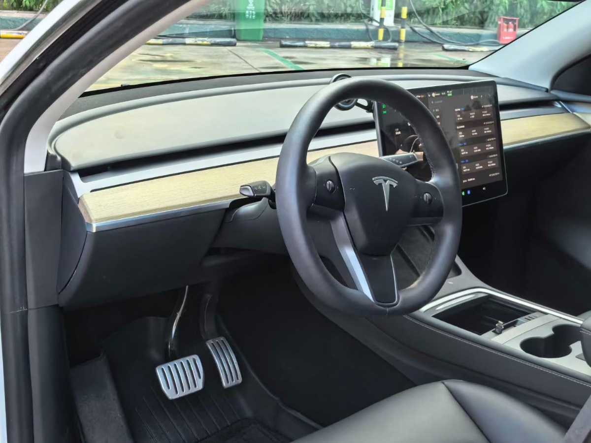 Tesla Model Y 2023 #5 Tesla Model Y 2023 car image #5