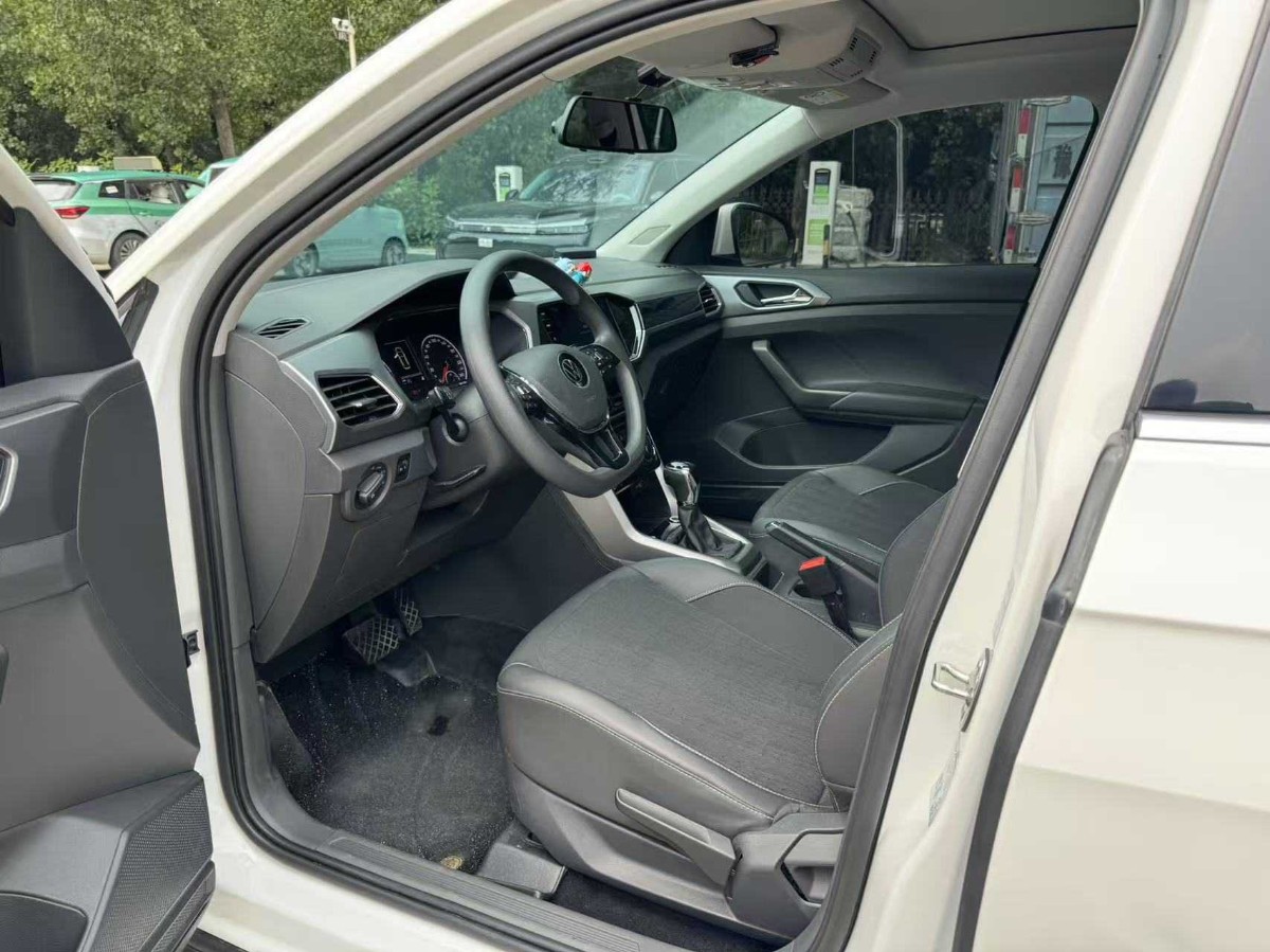 Volkswagen T-Cross 2021 car image #3