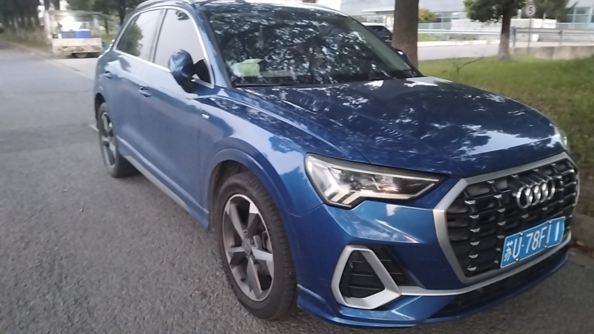 Audi Q3 2019 car image #2