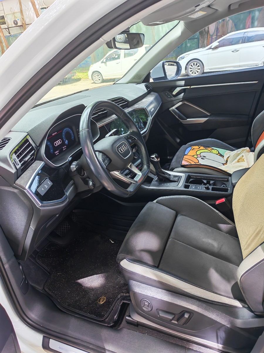 Audi Q3 2020 car image #10