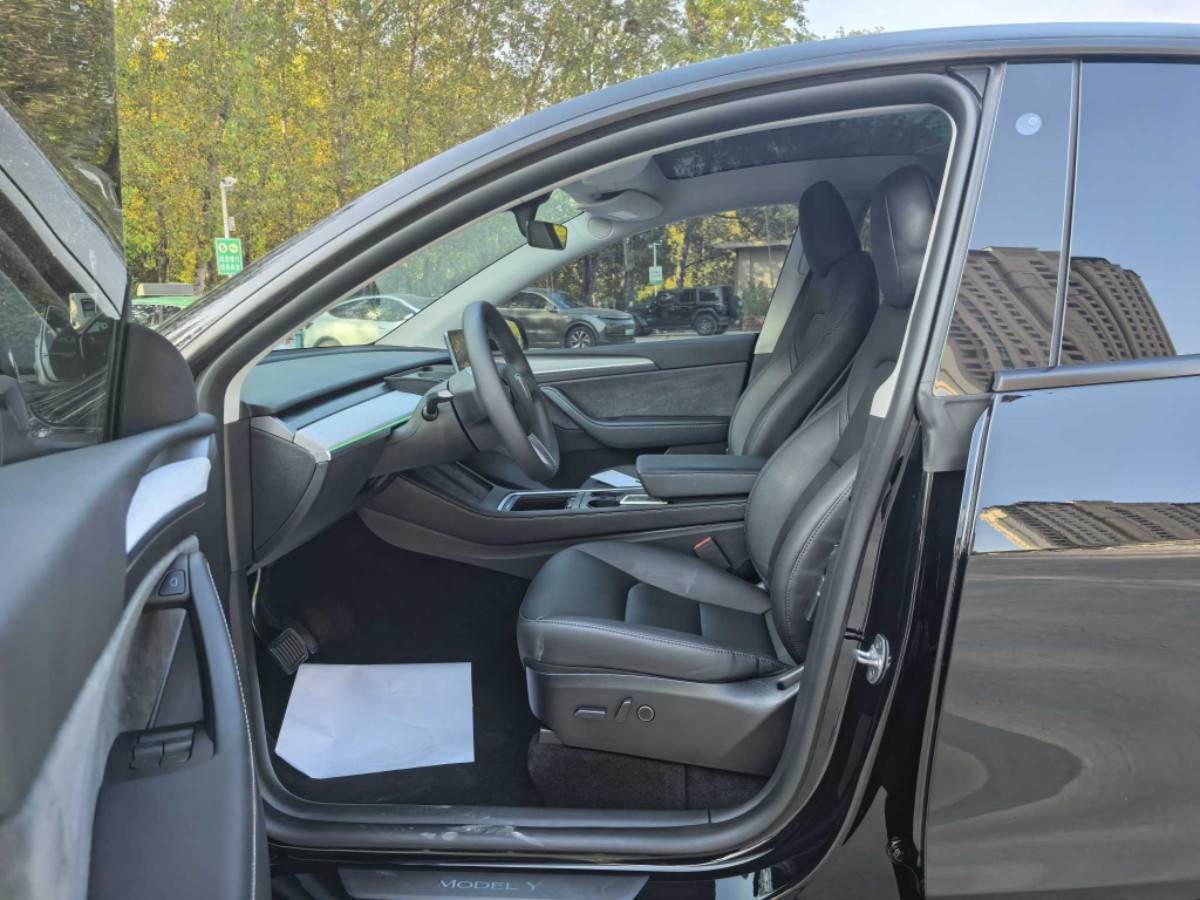 Tesla Model Y 2024 #4 Tesla Model Y 2024 car image #4