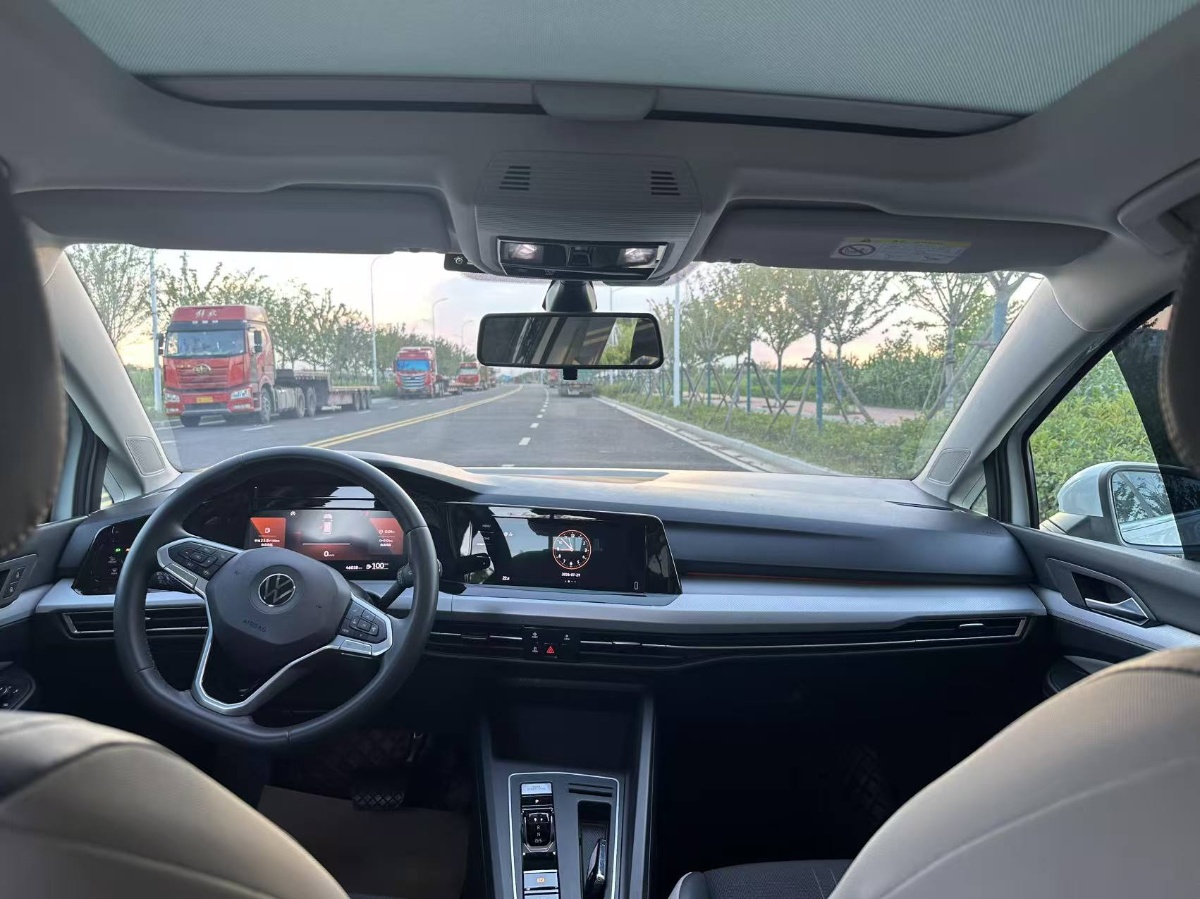 Volkswagen Golf 2023 car image #3