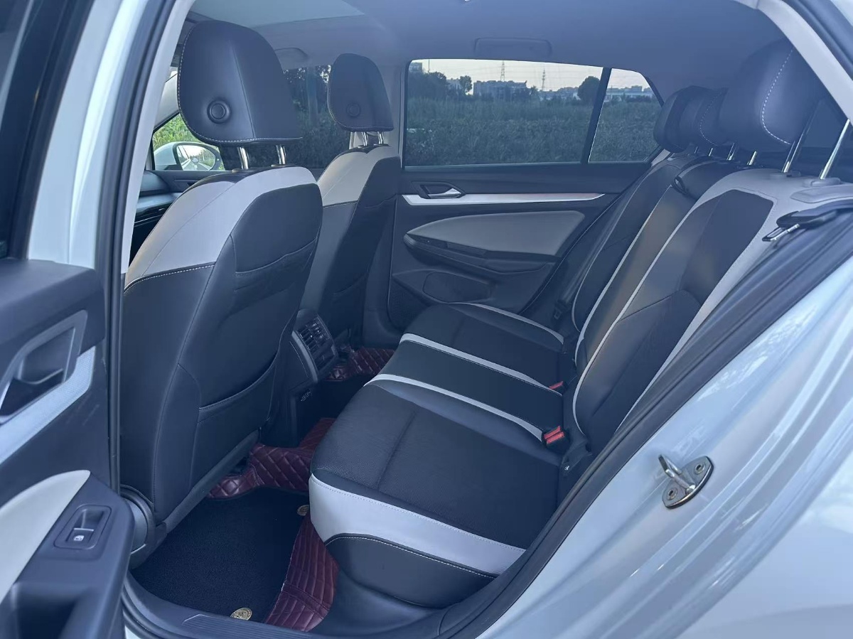 Volkswagen Golf 2023 car image #5
