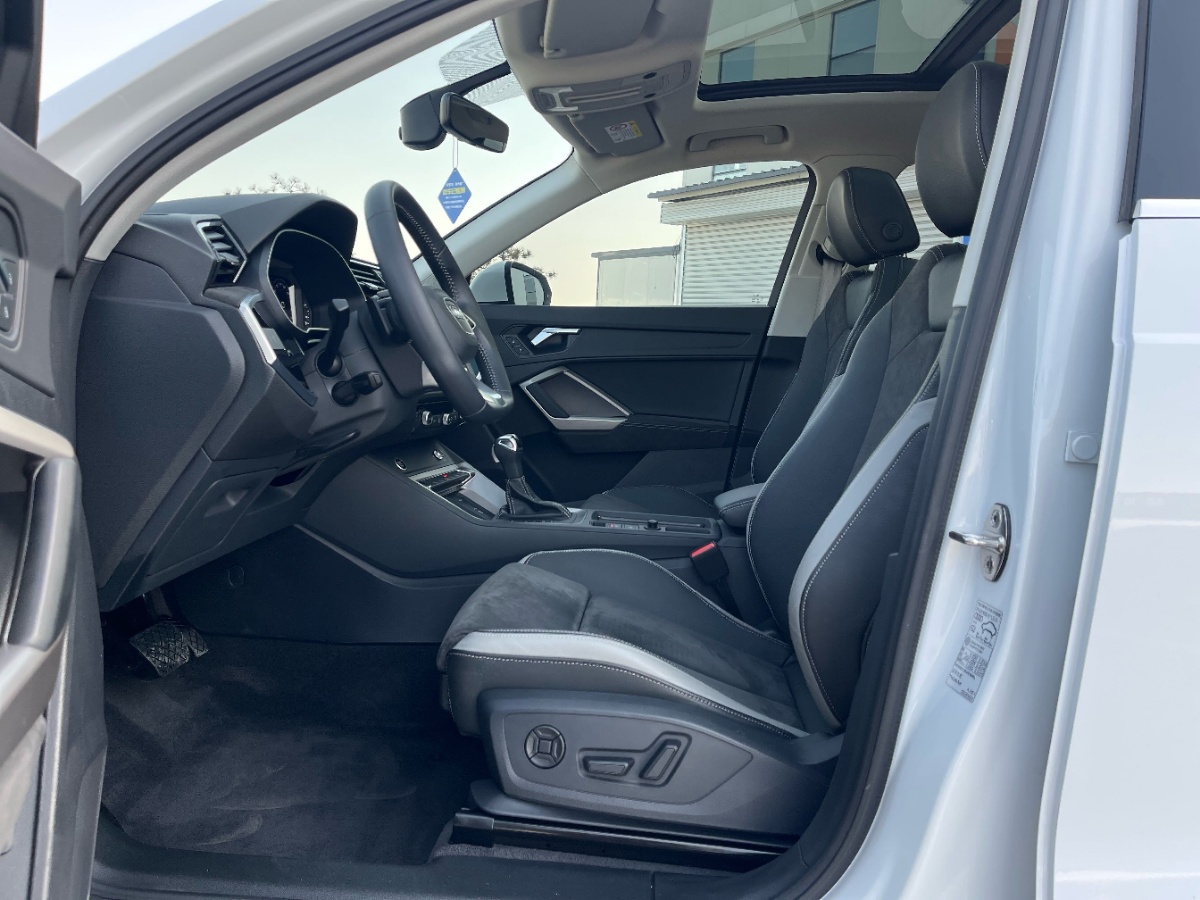 Audi Q3 2021 car image #5