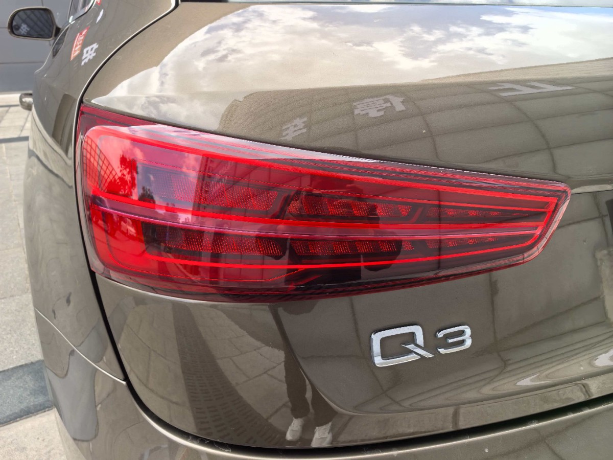Audi Q3 2018 car image #11