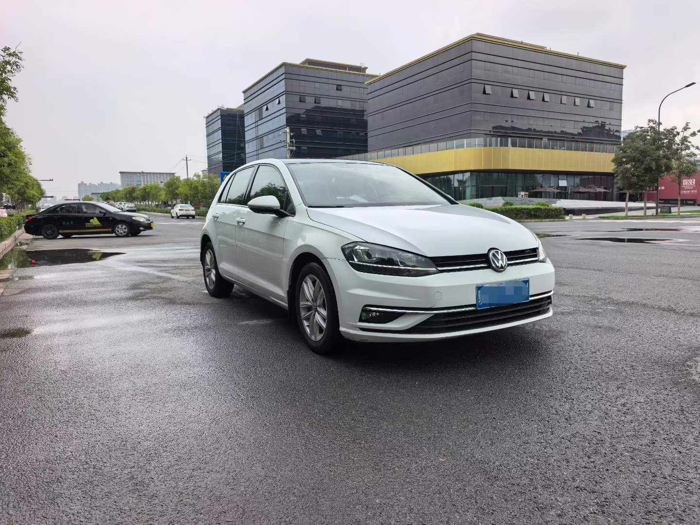 Volkswagen Golf 2019 car image #3