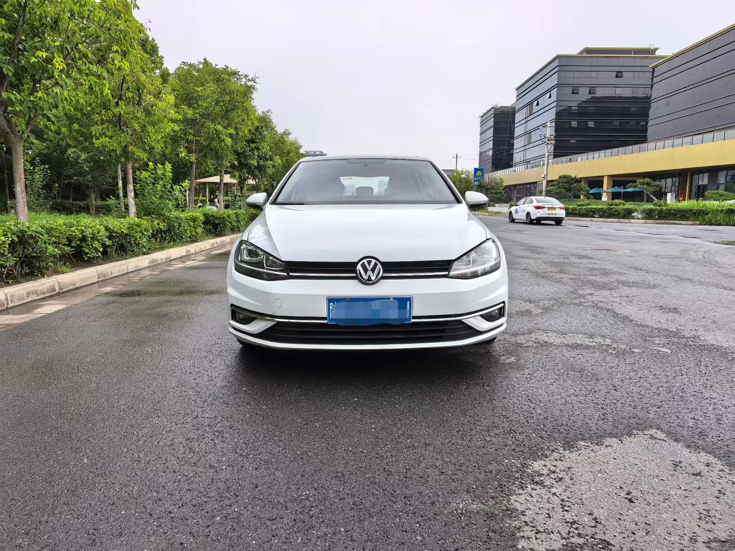 Volkswagen Golf 2019 car image #2