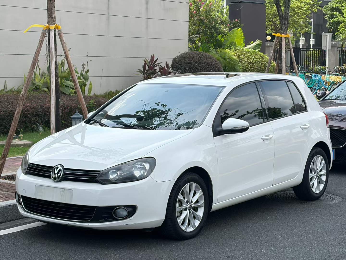 Volkswagen Golf 2012 car image 