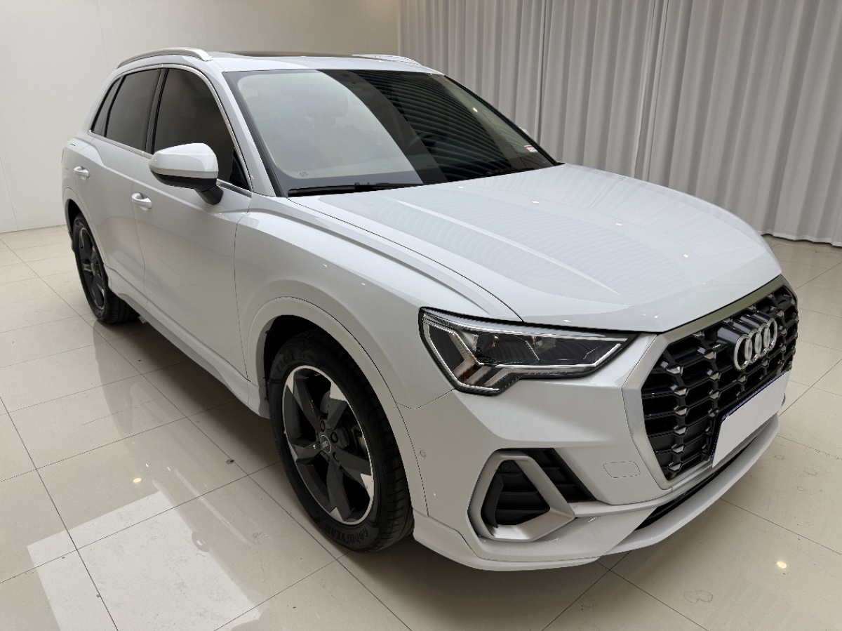Audi Q3 2022 car image #3