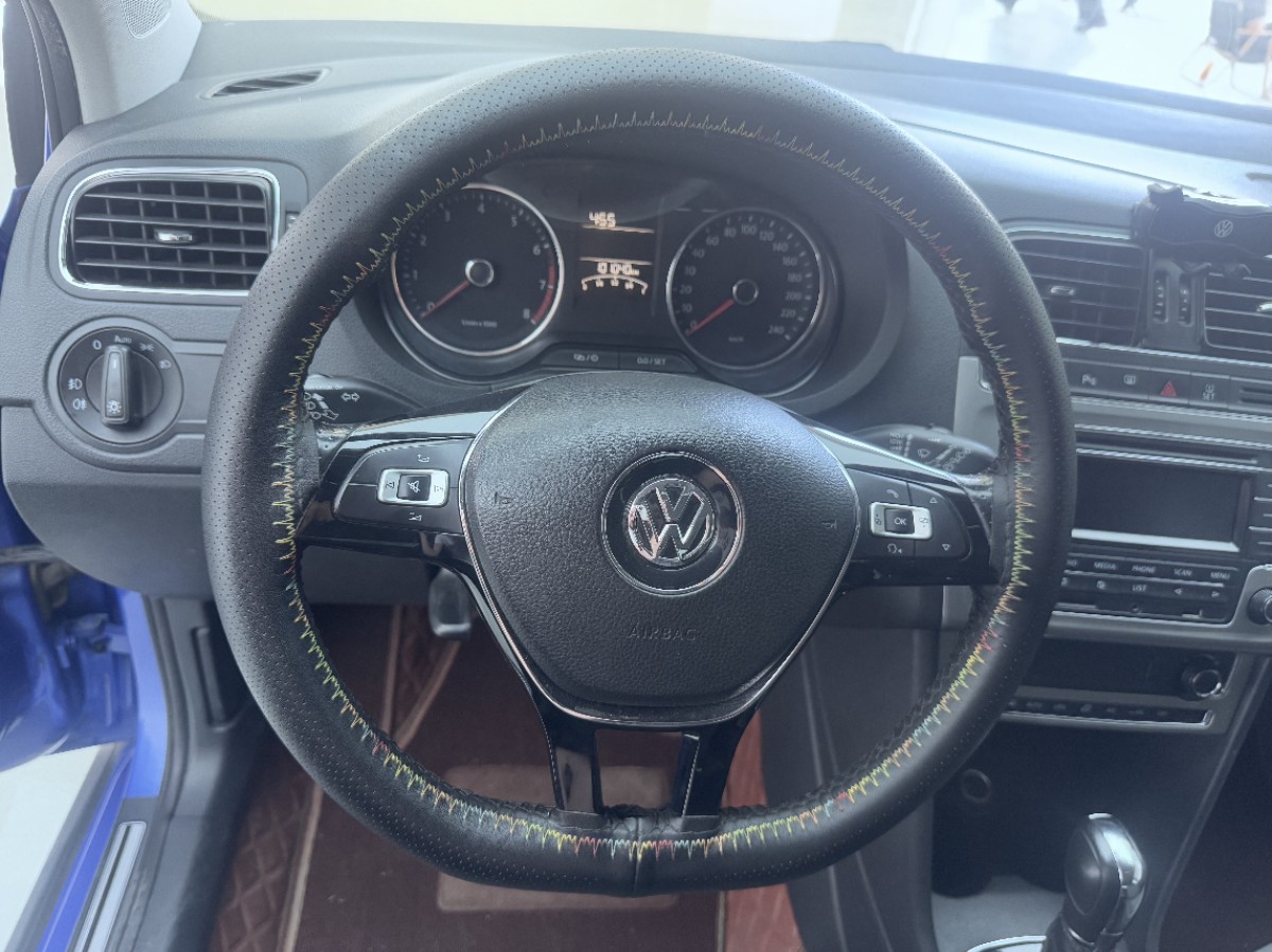 Volkswagen Polo 2014 car image #7