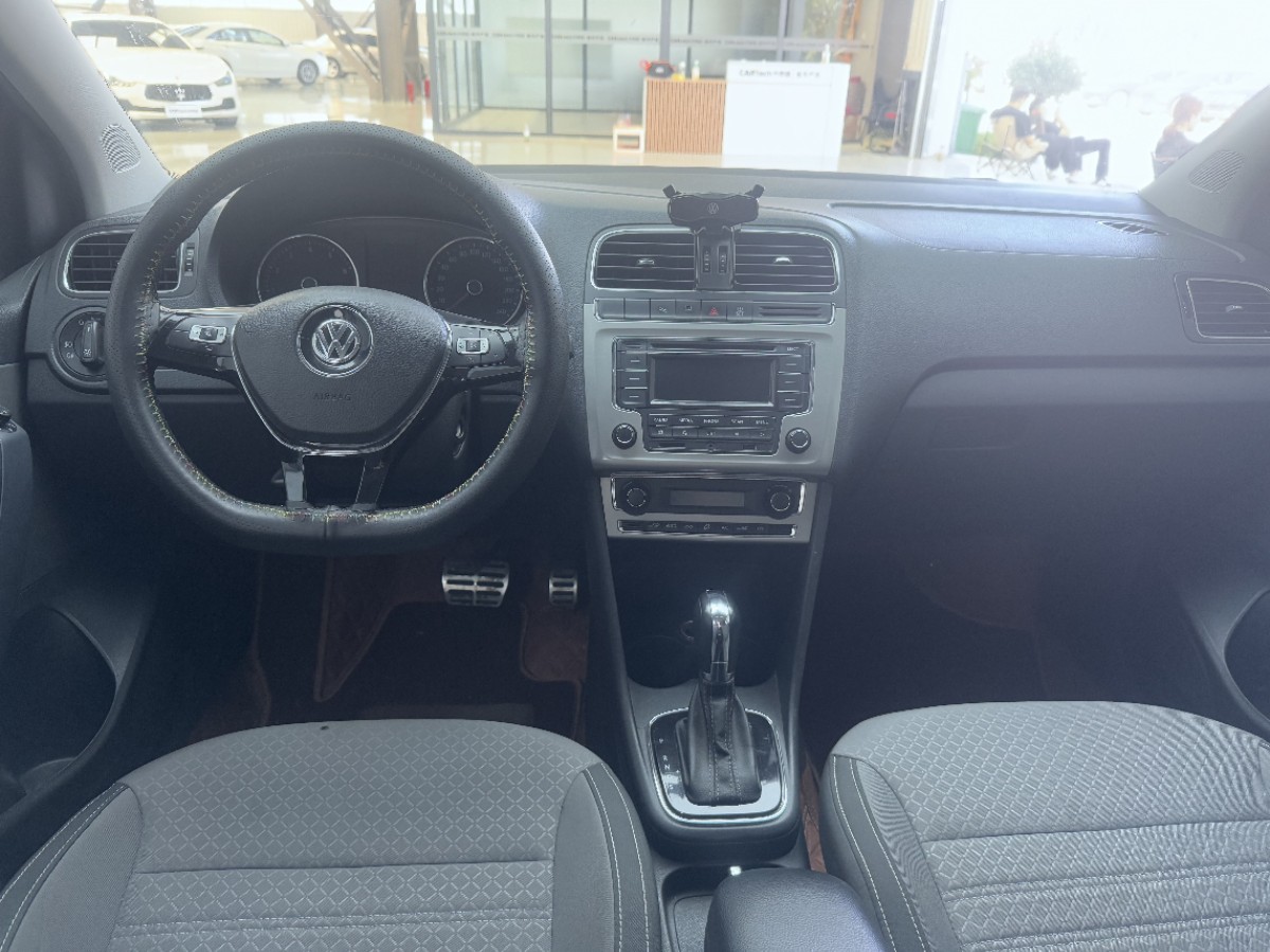 Volkswagen Polo 2014 car image #9