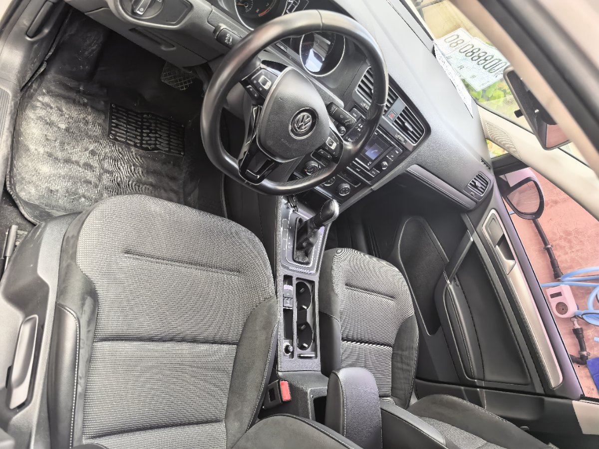 Volkswagen Golf 2019 car image #2