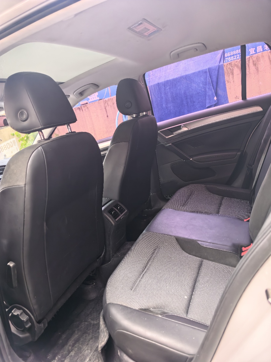 Volkswagen Golf 2019 car image #3