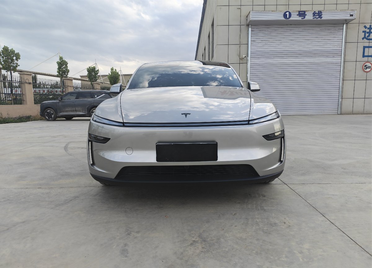 Tesla Model Y L 2026 car image #2