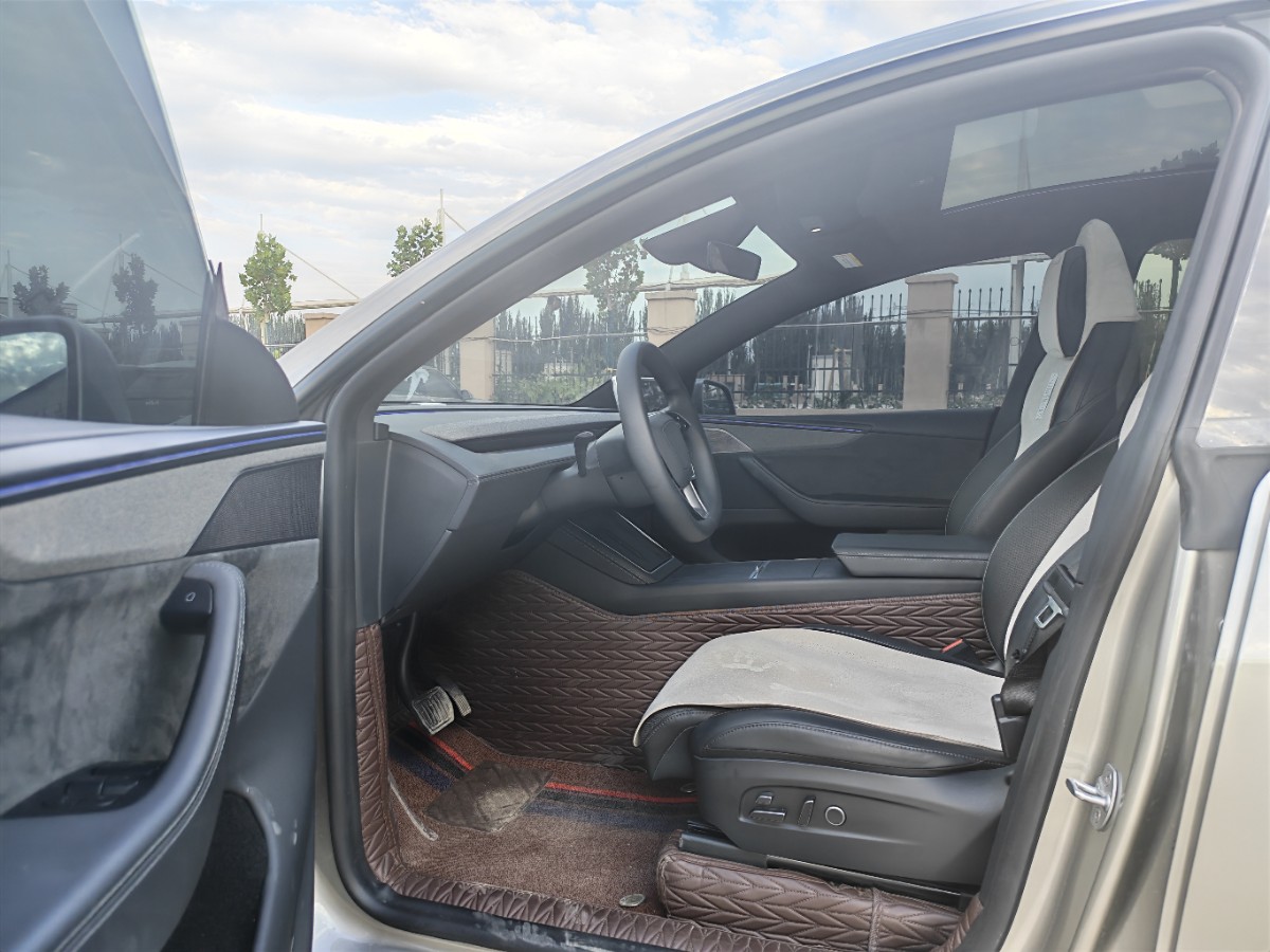 Tesla Model Y L 2026 car image #4