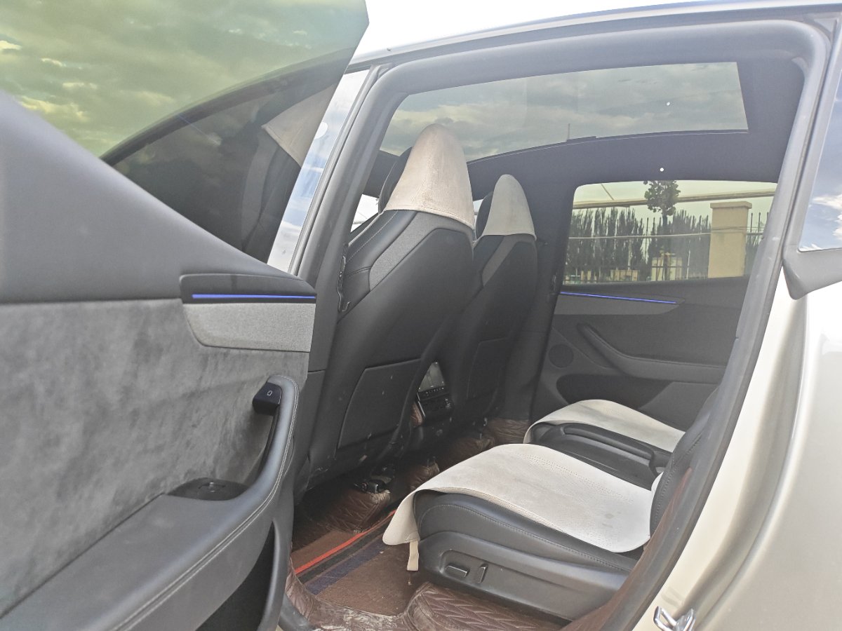 Tesla Model Y L 2026 car image #6