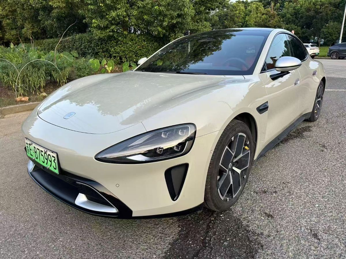 MI SU7 2024 immagine di auto 