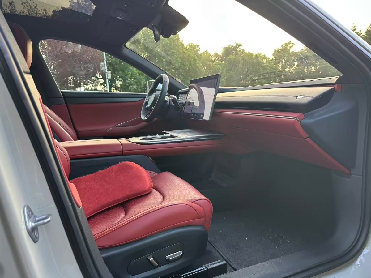 MI SU7 2024 immagine di auto #5