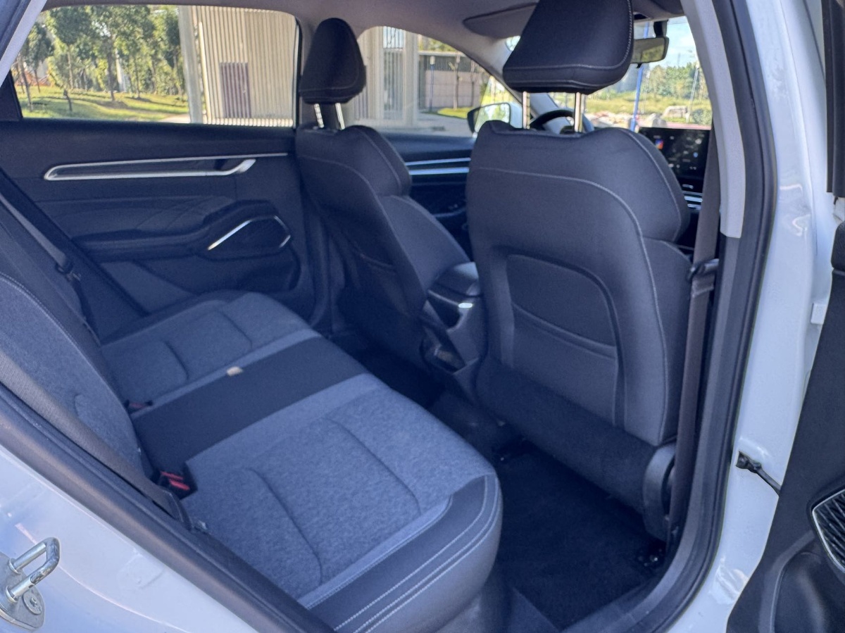GEELY Emgrand 2024 car image #12
