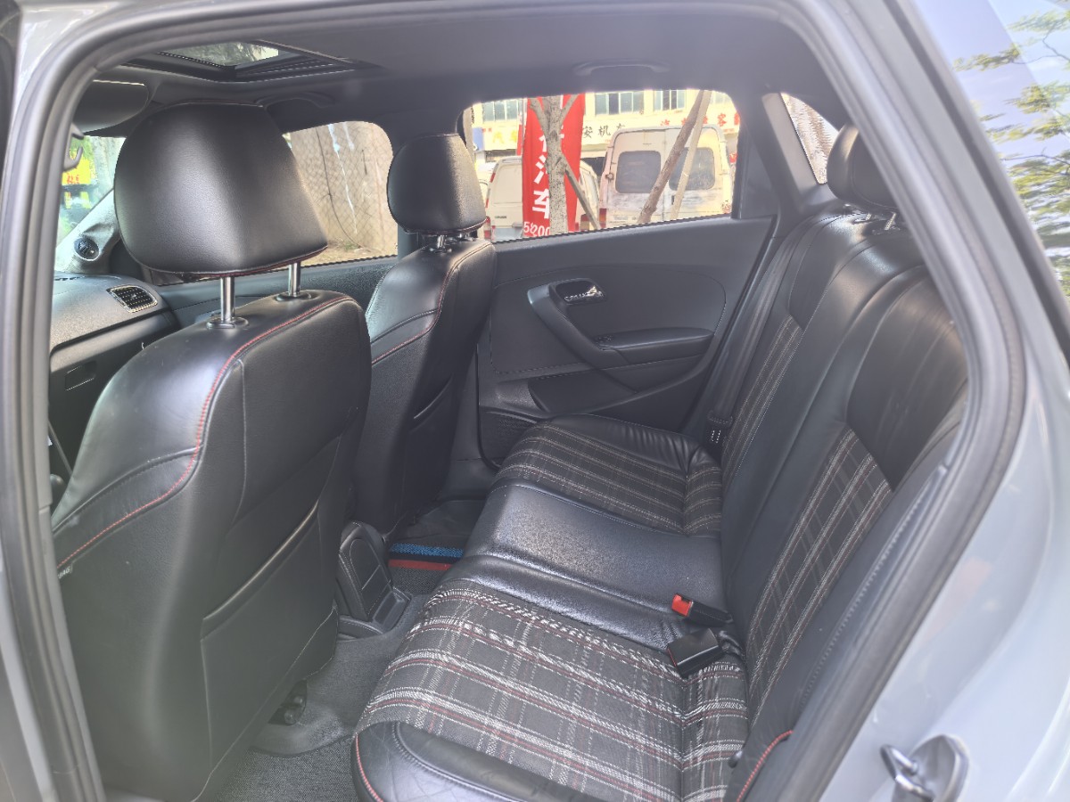 Volkswagen Polo 2014 car image #6