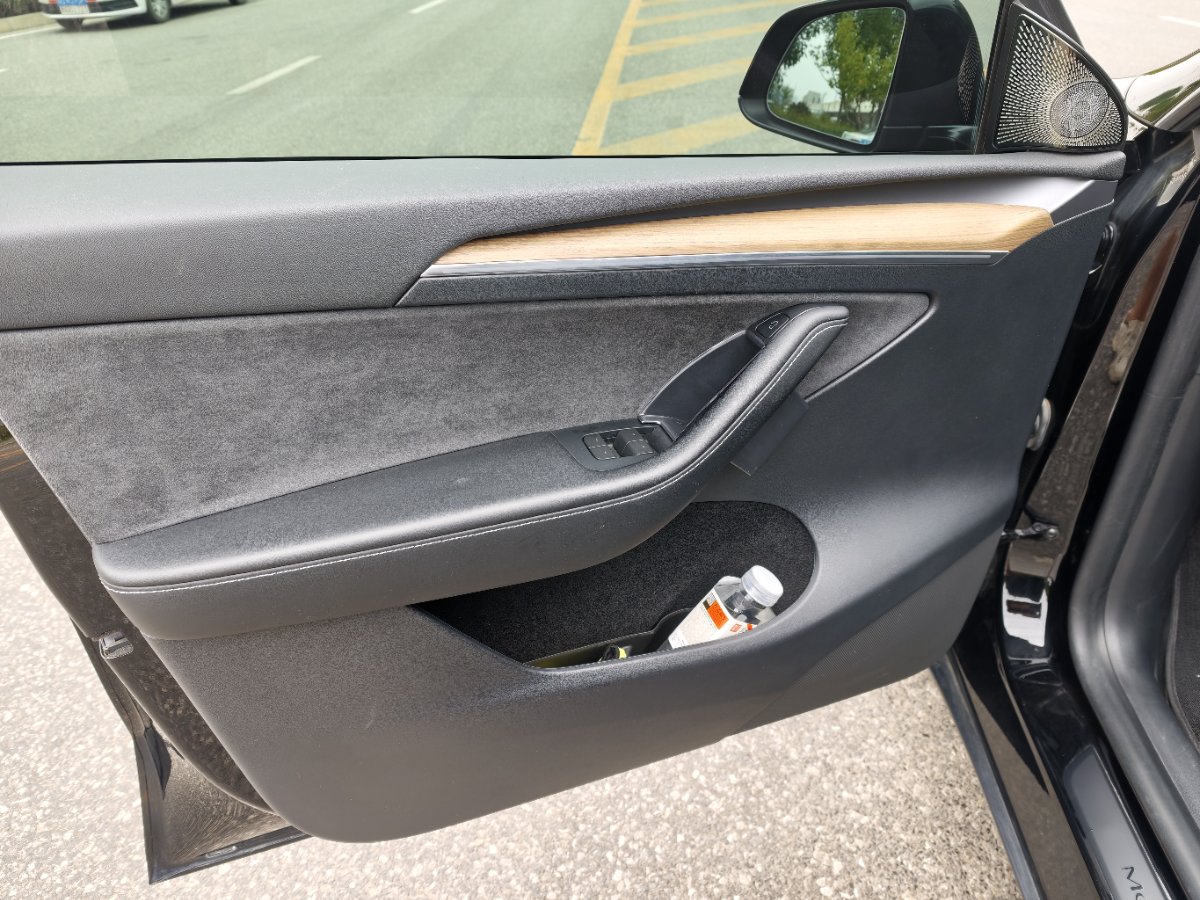 Tesla Model Y 2023 car image #9