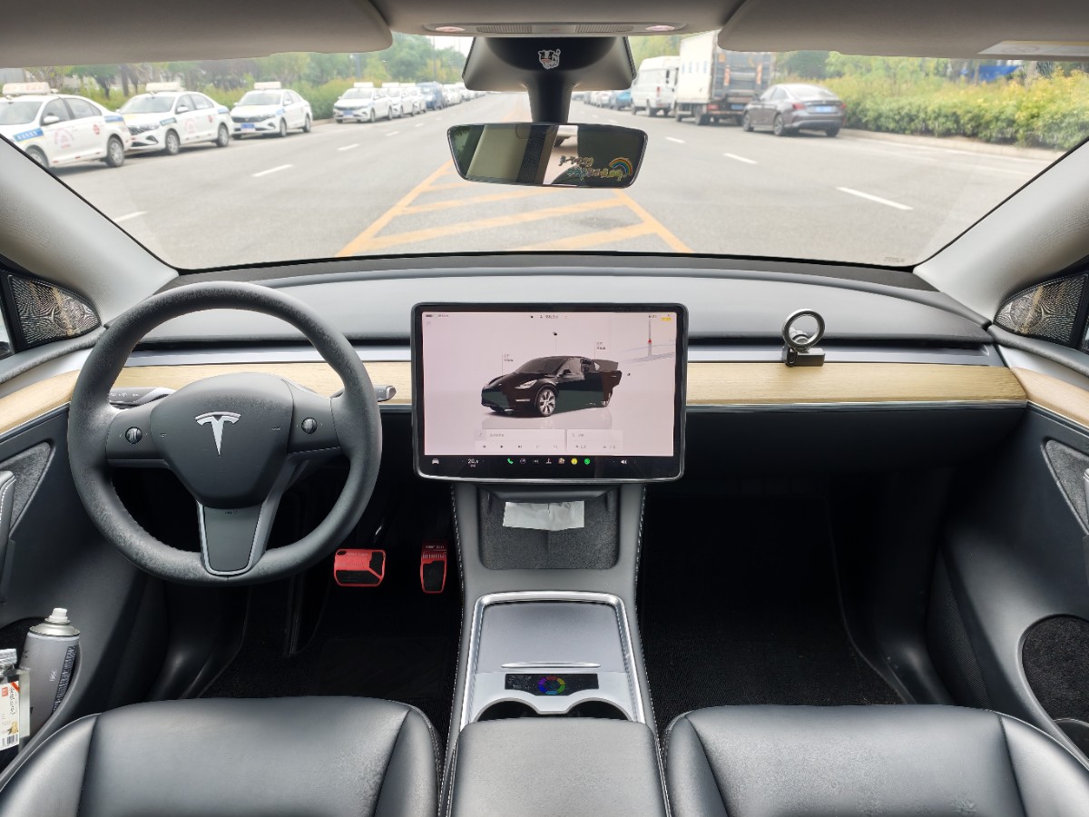 Tesla Model Y 2023 car image #13