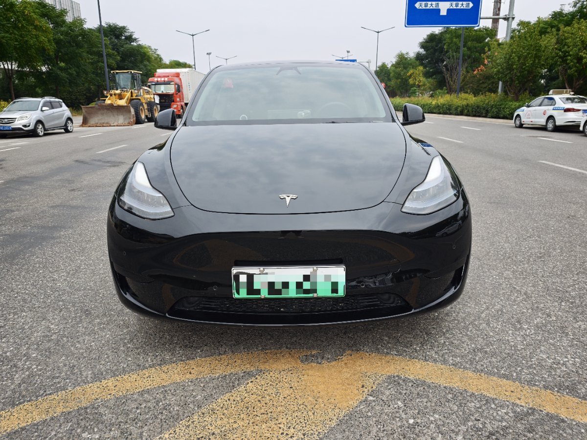 Tesla Model Y 2023 car image #2