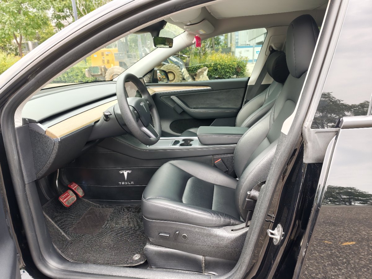 Tesla Model Y 2023 car image #11