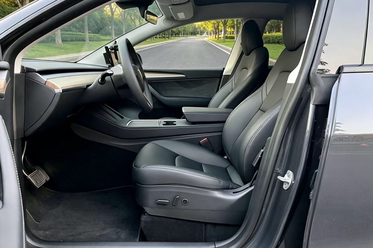 Tesla Model Y 2023 #4 Tesla Model Y 2023 car image #4