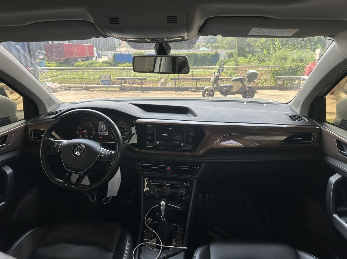 Volkswagen Tharu 2018 car image #9
