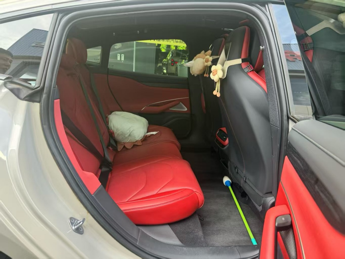 MI SU7 2024 immagine di auto #4