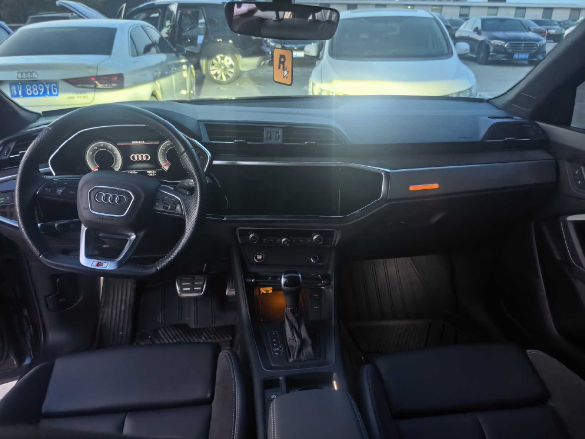 Audi Q3 2022 car image #3