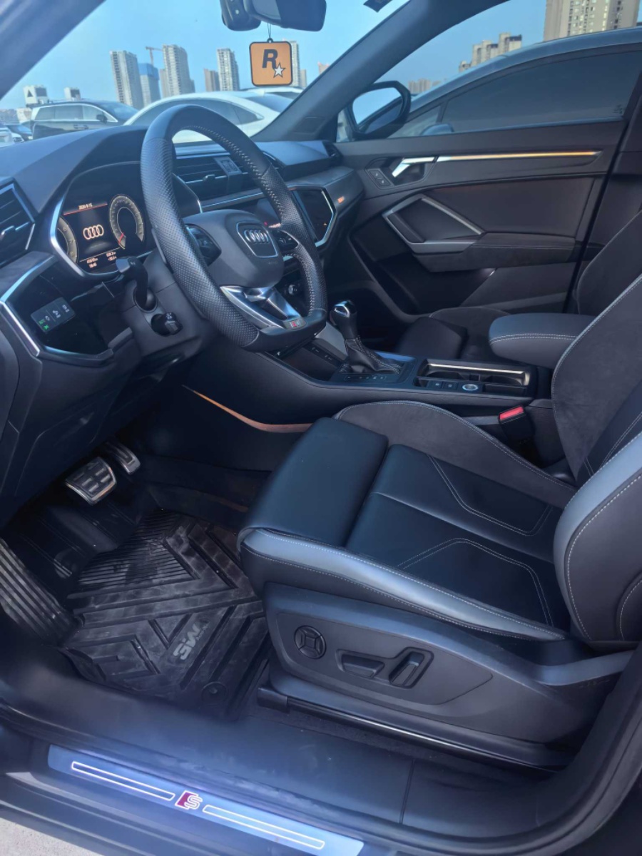 Audi Q3 2022 car image #2