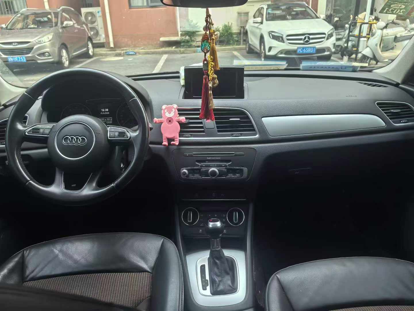 Audi Q3 2017 car image #5