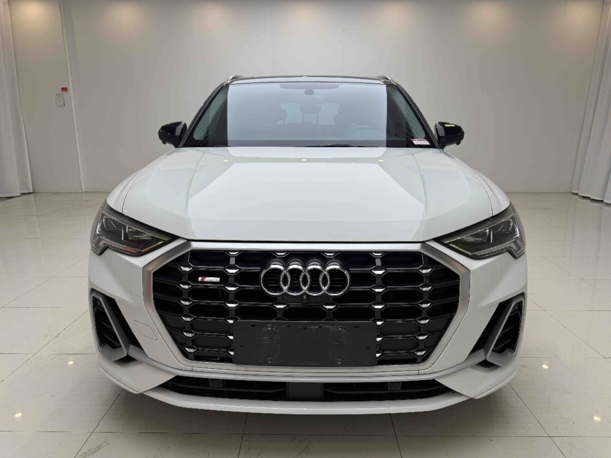 Audi Q3 2023 car image #2
