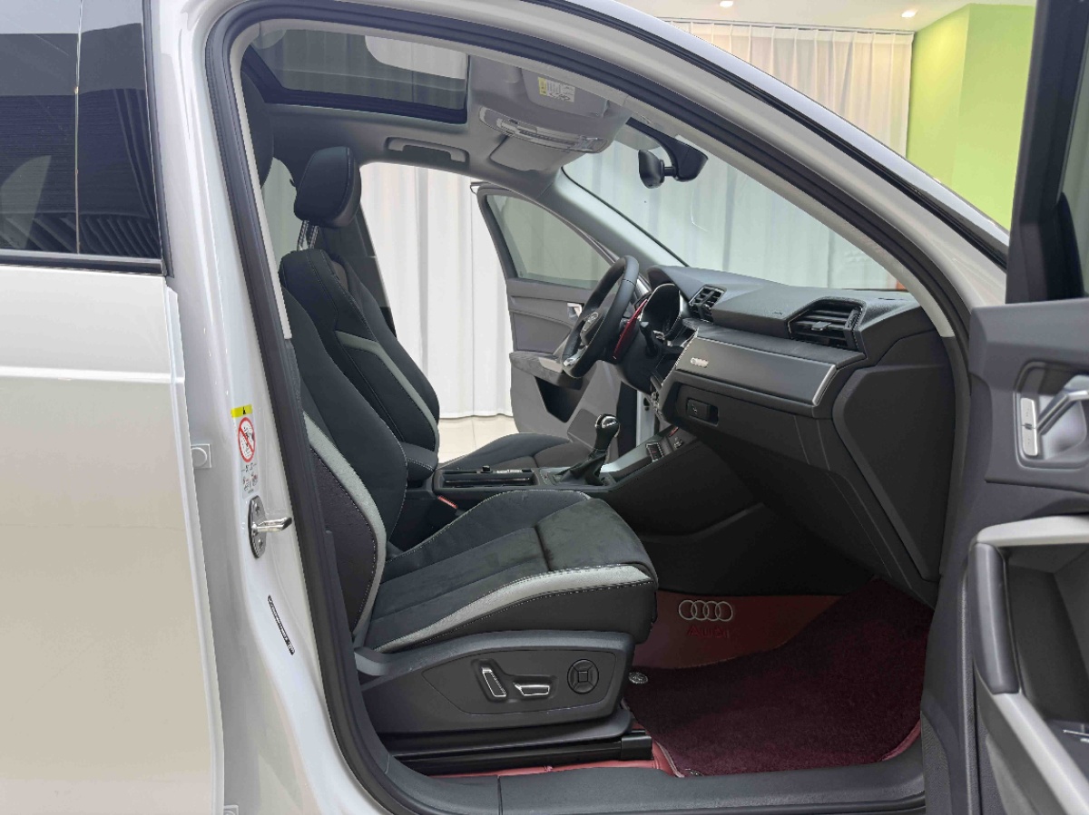 Audi Q3 2023 car image #10