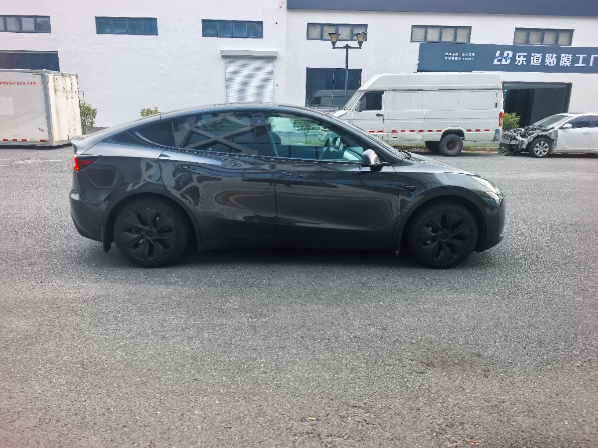 Tesla Model Y 2023 car image #4