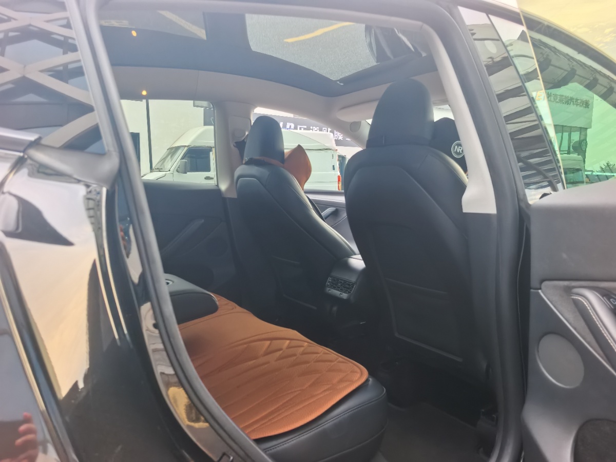 Tesla Model Y 2023 car image #11