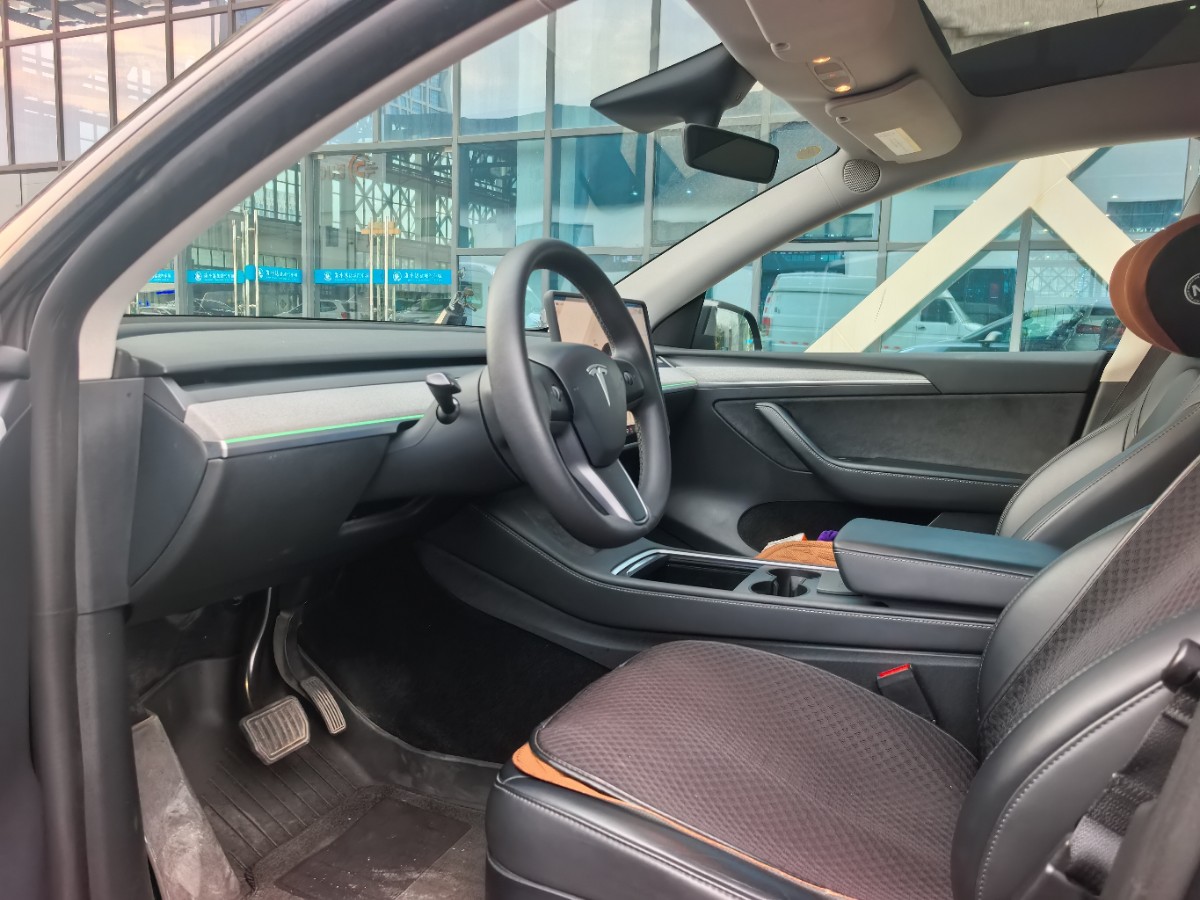 Tesla Model Y 2023 car image #9