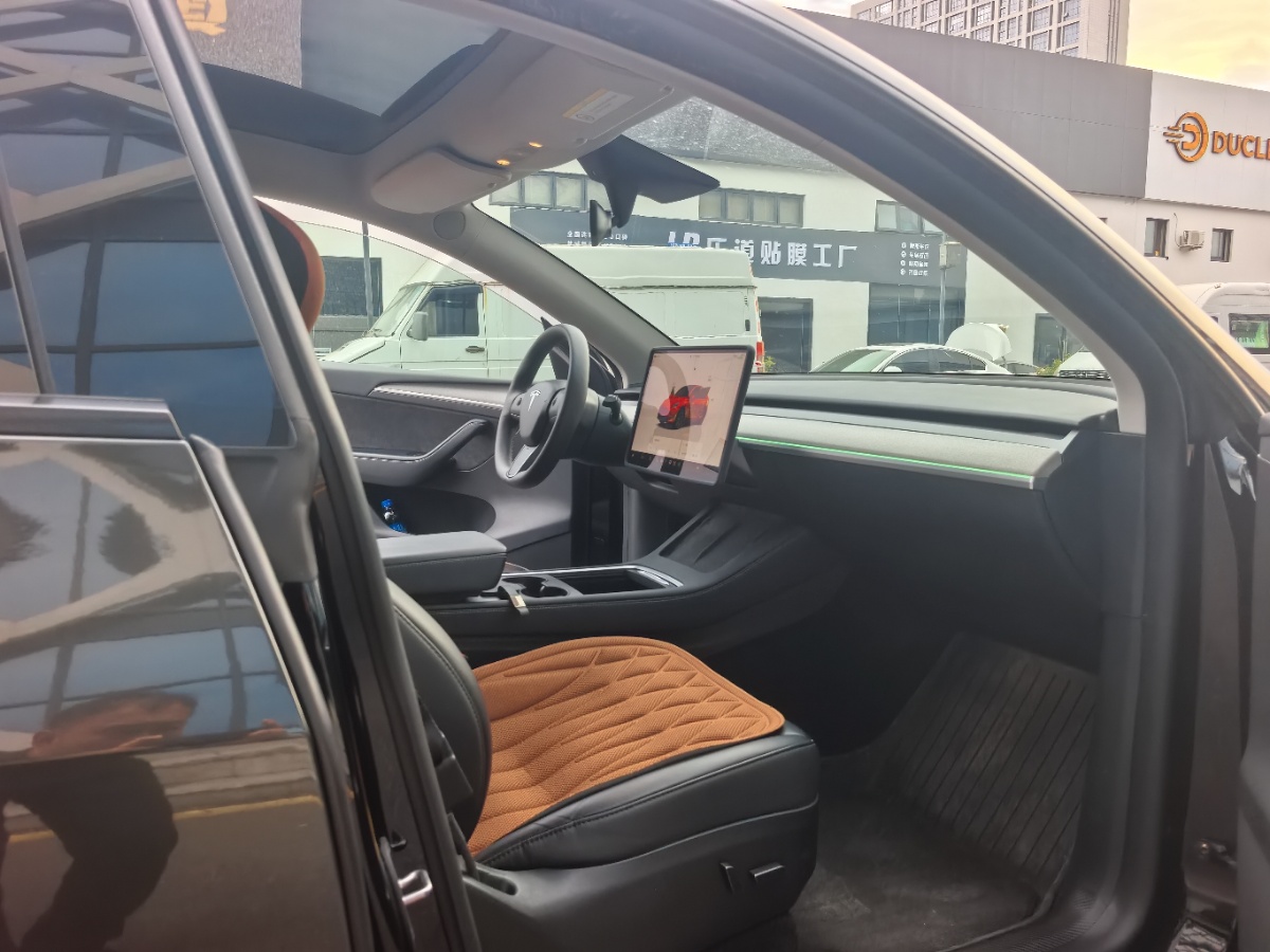 Tesla Model Y 2023 car image #12