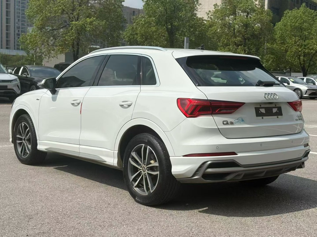 Audi Q3 2020 car image #9