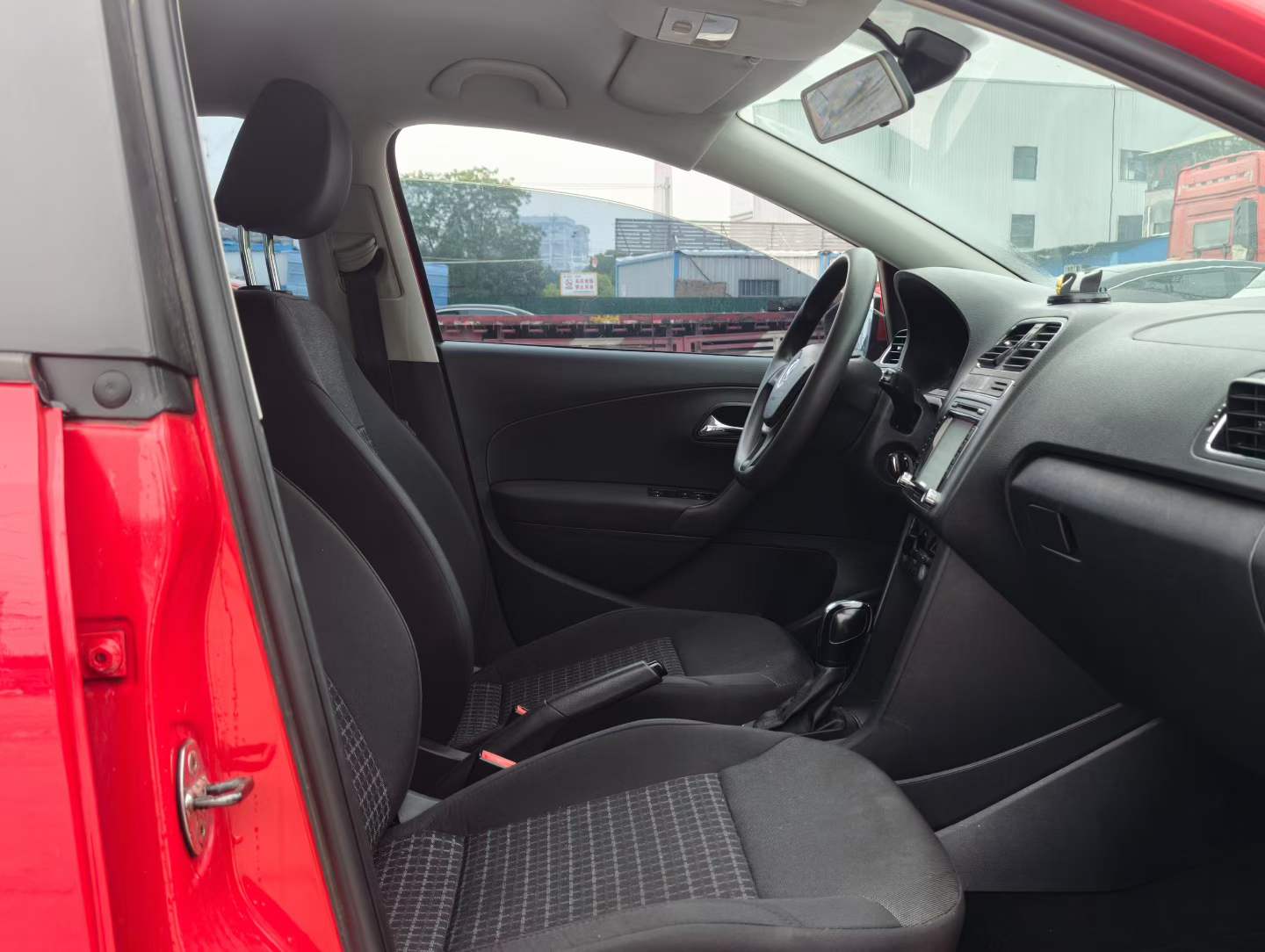 Volkswagen Polo 2015 car image #4