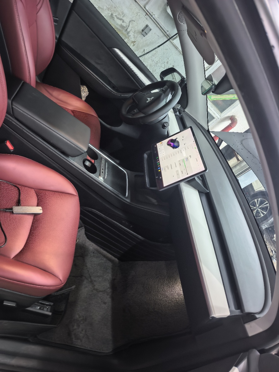 Tesla Model Y 2021 car image #2
